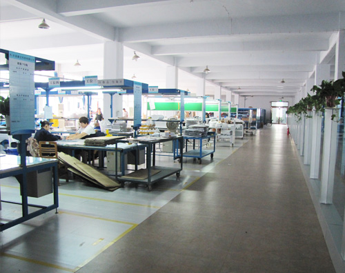 明亮的操作车间